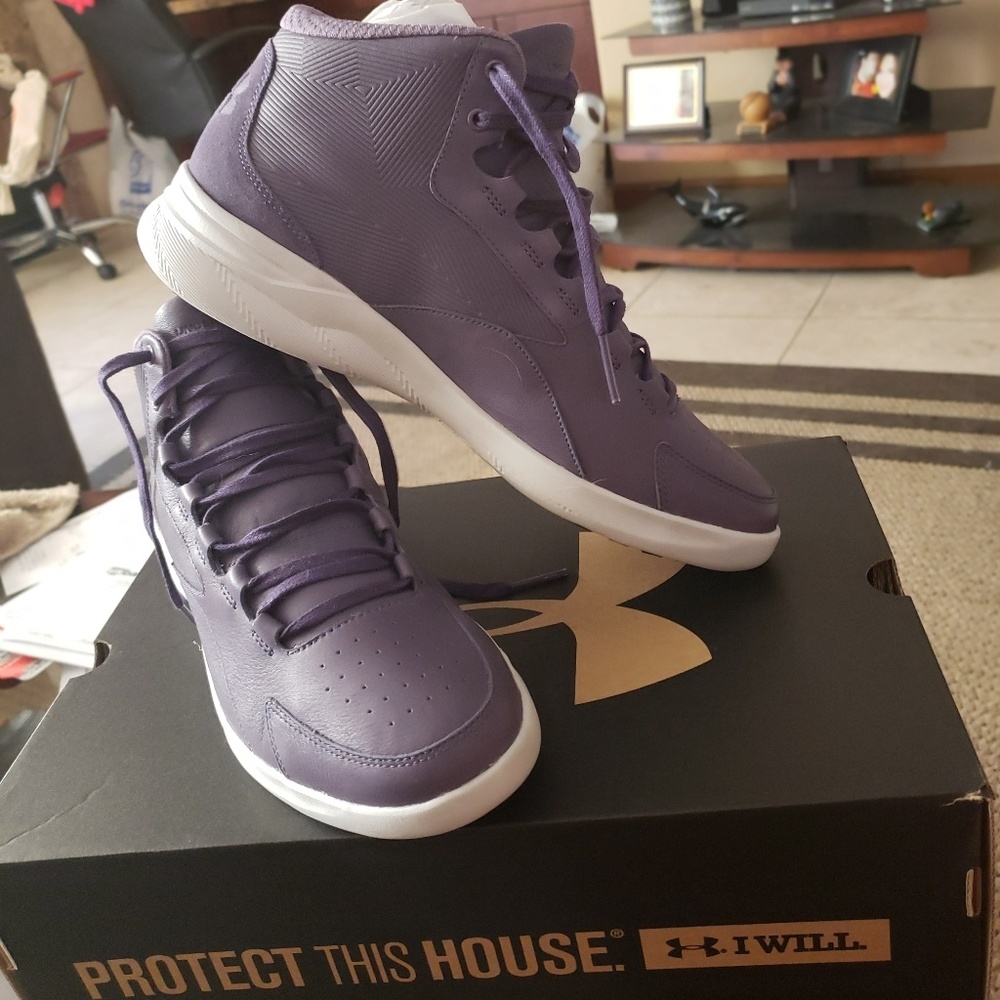 Like New Under Armour sneakers